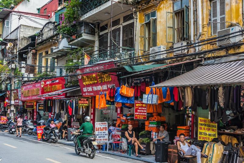 Hình ảnh đông đảo người dân và du khách vui chơi trên phố đi bộ quanh Hồ Gươm vào cuối tuần, thể hiện không khí nhộn nhịp và sôi động